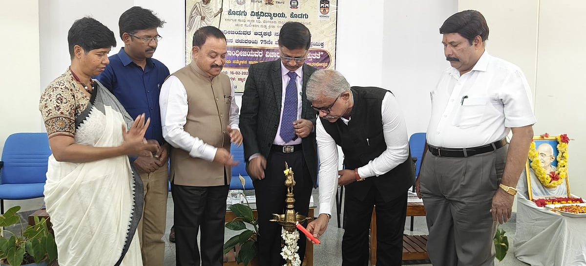 ಕುಶಾಲನಗರ | ಗಾಂಧಿ ಜಗತ್ತಿಗೆ ಅಹಿಂಸಾ ಮಾರ್ಗ ರೂಪಿಸಿಕೊಟ್ಟ ಚೇತನ: ಪ್ರೊ. ಗಂಗಾಧರ