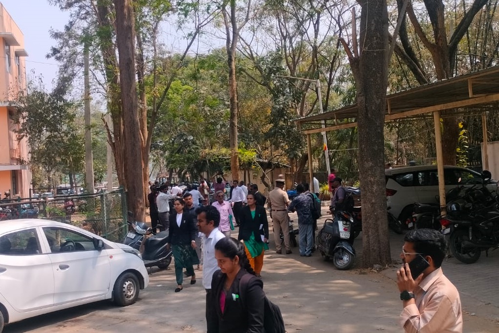 ಬಾಂಬ್ ಬೆದರಿಕೆ ಹಿನ್ನೆಲೆಯಲ್ಲಿ ಕೋರ್ಟ್‌ನಿಂದ ಹೊರಬಂದ ವಕೀಲರು ಹಾಗೂ ಸಾರ್ವಜನಿಕರು