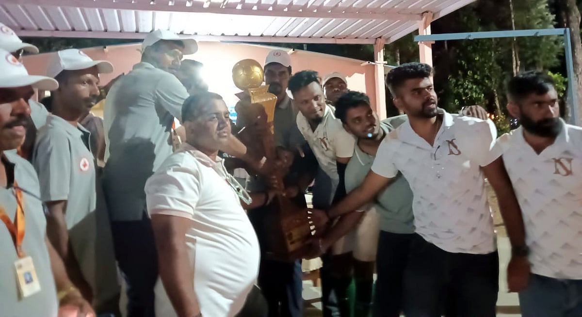 ಫುಟ್‌ಬಾಲ್‌ ಟೂರ್ನಿ: ಬೀಟಿಕಟ್ಟೆ ನೀಲ್ ಶಾಂತ್ ಬಾಯ್ಸ್ ತಂಡಕ್ಕೆ ಪ್ರಶಸ್ತಿ