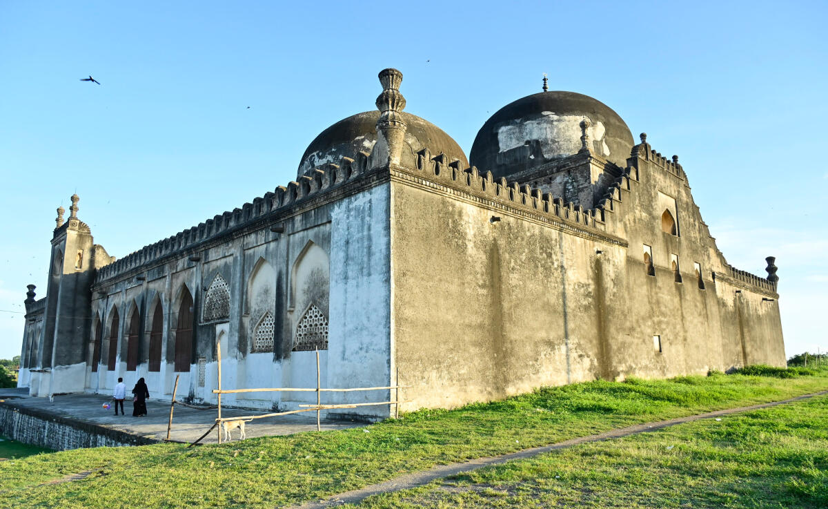 ಕಲಬುರಗಿ ಕೋಟೆ ಆವರಣದಲ್ಲಿರುವ ಐತಿಹಾಸಿಕ ಜಾಮಿಯಾ ಮಸೀದಿಯ ಇನ್ನೊಂದು ಪಾರ್ಶ್ವ