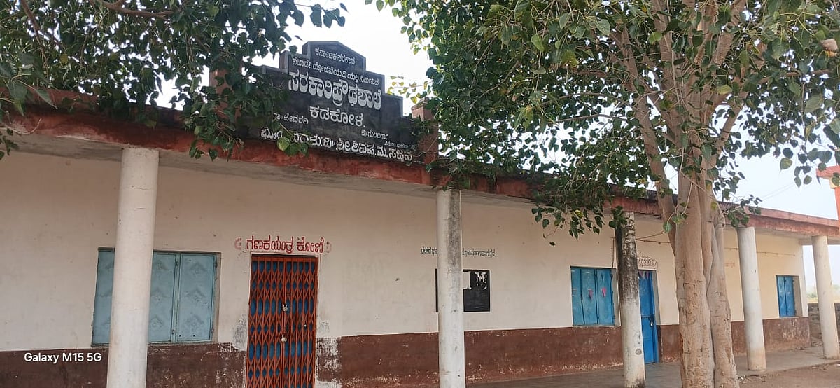 ಯಡ್ರಾಮಿ | 19 ವರ್ಷದಿಂದ ಕತ್ತಲೆಯಲ್ಲಿ ಕಡಕೋಳ ಶಾಲೆ: ವಿದ್ಯಾರ್ಥಿಗಳ ಪರದಾಟ