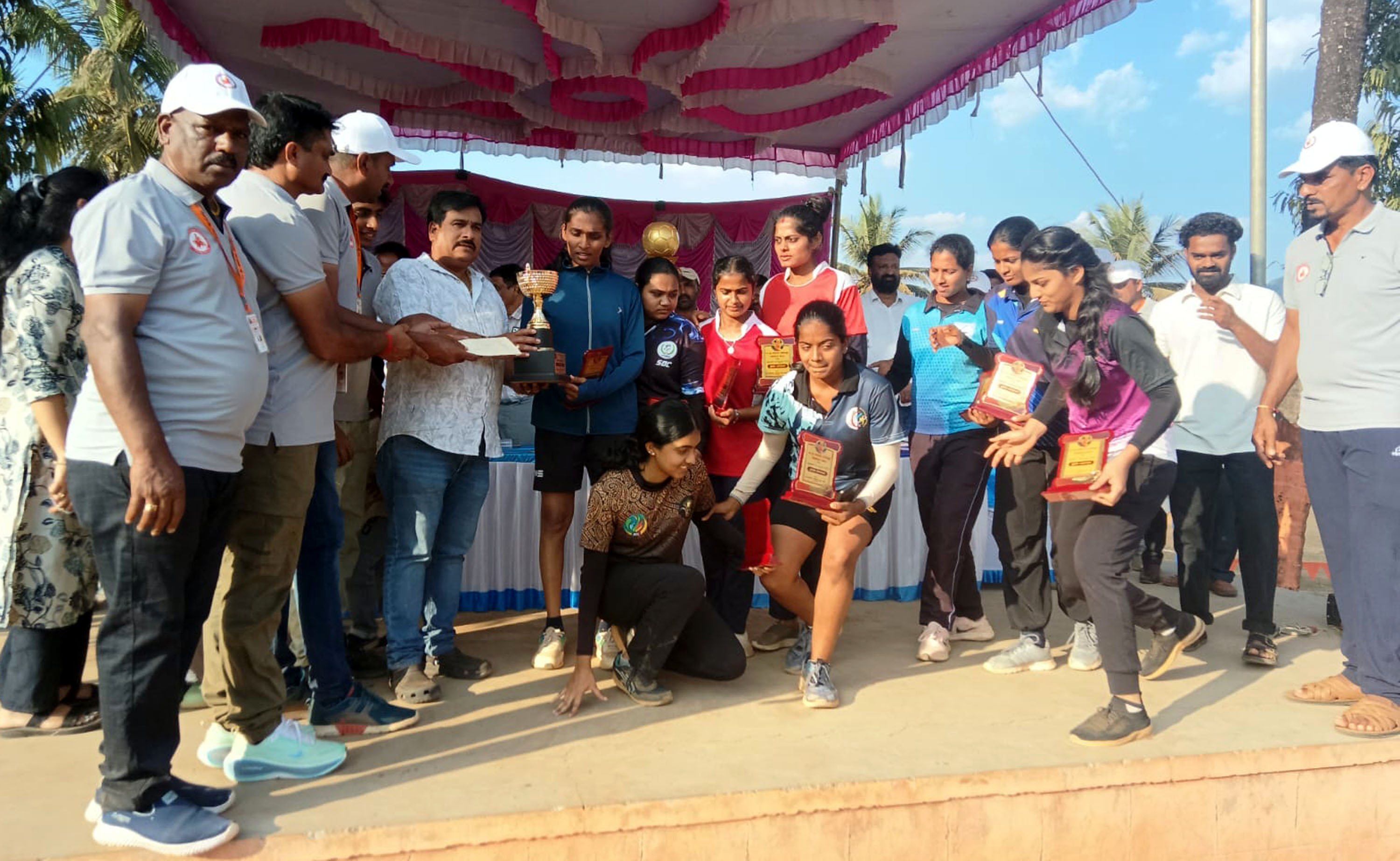 ಸೋಮವಾರಪೇಟೆ ತಾಲ್ಲೂಕಿನ ನವದುರ್ಗಾ ಪರಮೇಶ್ವರಿ ದೇವಾಲಯ ಸಮಿತಿಯಿಂದ ಜಾತ್ರೋತ್ಸವ ಅಂಗವಾಗಿ ಆಯೋಜಿಸಲಾದ ಮಹಿಳೆಯರಿಗೆ ನಡೆದ ಥ್ರೋಬಾಲ್ ಟೂರ್ನಿಯಲ್ಲಿ ಪ್ರಥಮ ಸ್ಥಾನ ಪಡೆದ ಅಗ್ನಿ ನೇತ್ರ ಫ್ರೆಂಡ್ಸ್ ತಂಡ