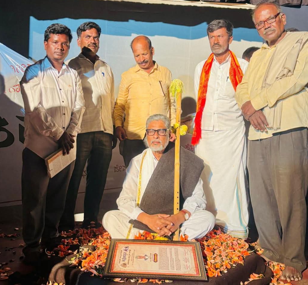 ಶಿರಾ ತಾಲ್ಲೂಕಿನ ಭೂತಪ್ಪನ ದೇವಸ್ಥಾನದ ಬಳಿ ಮಹಾಶಿವರಾತ್ರಿ ಹಬ್ಬದ ಅಂಗವಾಗಿ ಭಾನುವಾರ ರಾತ್ರಿ ನಡೆದ ಶಿವೋತ್ಸವದಲ್ಲಿ ಸಾಹಿತಿ ಡಾ.ರಹಮತ್ ತರೀಕೆರೆ ಗಣೆ ಗೌರವ ನೀಡಿ ಗೌರವಿಸಲಾಯಿತು.