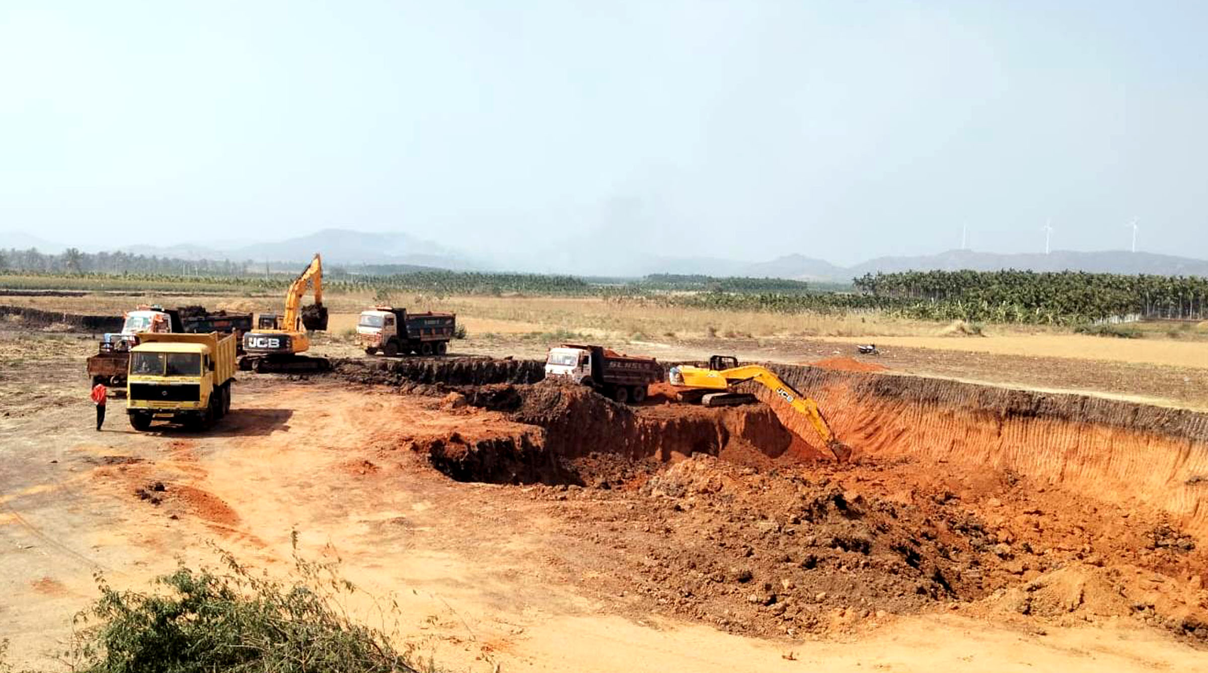 ಹೊಳಲ್ಕೆರೆ ತಾಲ್ಲೂಕಿನ ತಾಳಿಕಟ್ಟೆಯ ಕೆರೆಯಲ್ಲಿ ಹಿಟಾಚಿಯಿಂದ ಮಣ್ಣು ತೆಗೆಯುತ್ತಿರುವ ದೃಶ್ಯ.