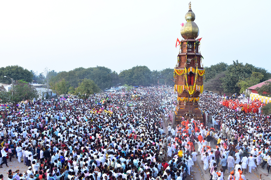 ಬಾದಾಮಿ ಸಮೀಪದ ಶಿವಯೋಗಮಂದಿರದಲ್ಲಿ ಭಕ್ತಸ್ತೋಮದ ಸಂಭ್ರಮದಲ್ಲಿ ಹಾನಗಲ್ ಕುಮಾರ ಶ್ರೀಗಳ ರಥೋತ್ಸವ ನಡೆಯಿತು.