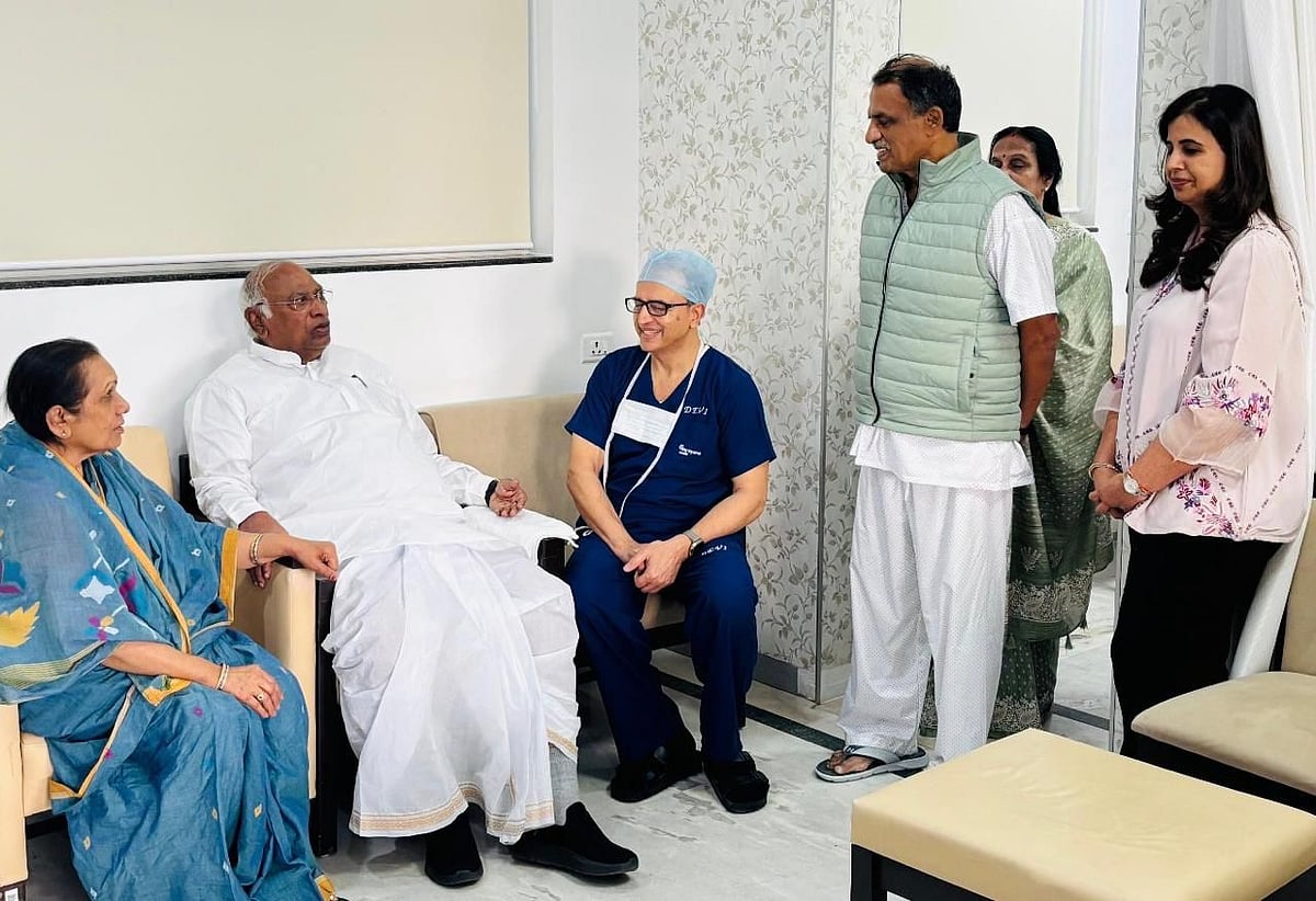 ಮಂಗಳೂರು: ಮಂಜುನಾಥ ಭಂಡಾರಿ ಆರೋಗ್ಯ ವಿಚಾರಿಸಿದ ಮಲ್ಲಿಕಾರ್ಜುನ ಖರ್ಗೆ