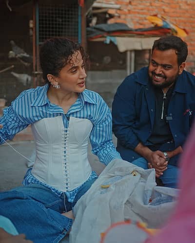 ಸೀರೆಗಳ ವಿನ್ಯಾಸದಿಂದ ಪ್ರಸಿದ್ಧಿ ಪಡೆದಿರುವ ಲಖನೌದ ಚಿಕಂಕರಿ ಕಸೂತಿ ಕೈಗಾರಿಕಾ ಕ್ಷೇತ್ರಕ್ಕೆ ನಟಿ ತಾಪ್ಸಿ ಪನ್ನು ಅವರು ಭೇಟಿ ನೀಡಿದ್ದಾರೆ. ಕಸೂತಿ ಕೆಲಸ ಮಾಡುವ ಮಹಿಳೆಯರ ಜೊತೆಗಿನ ಕ್ಷಣಗಳನ್ನು ಸಾಮಾಜಿಕ ಮಾಧ್ಯಮದಲ್ಲಿ ಹಂಚಿಕೊಂಡಿದ್ದಾರೆ.