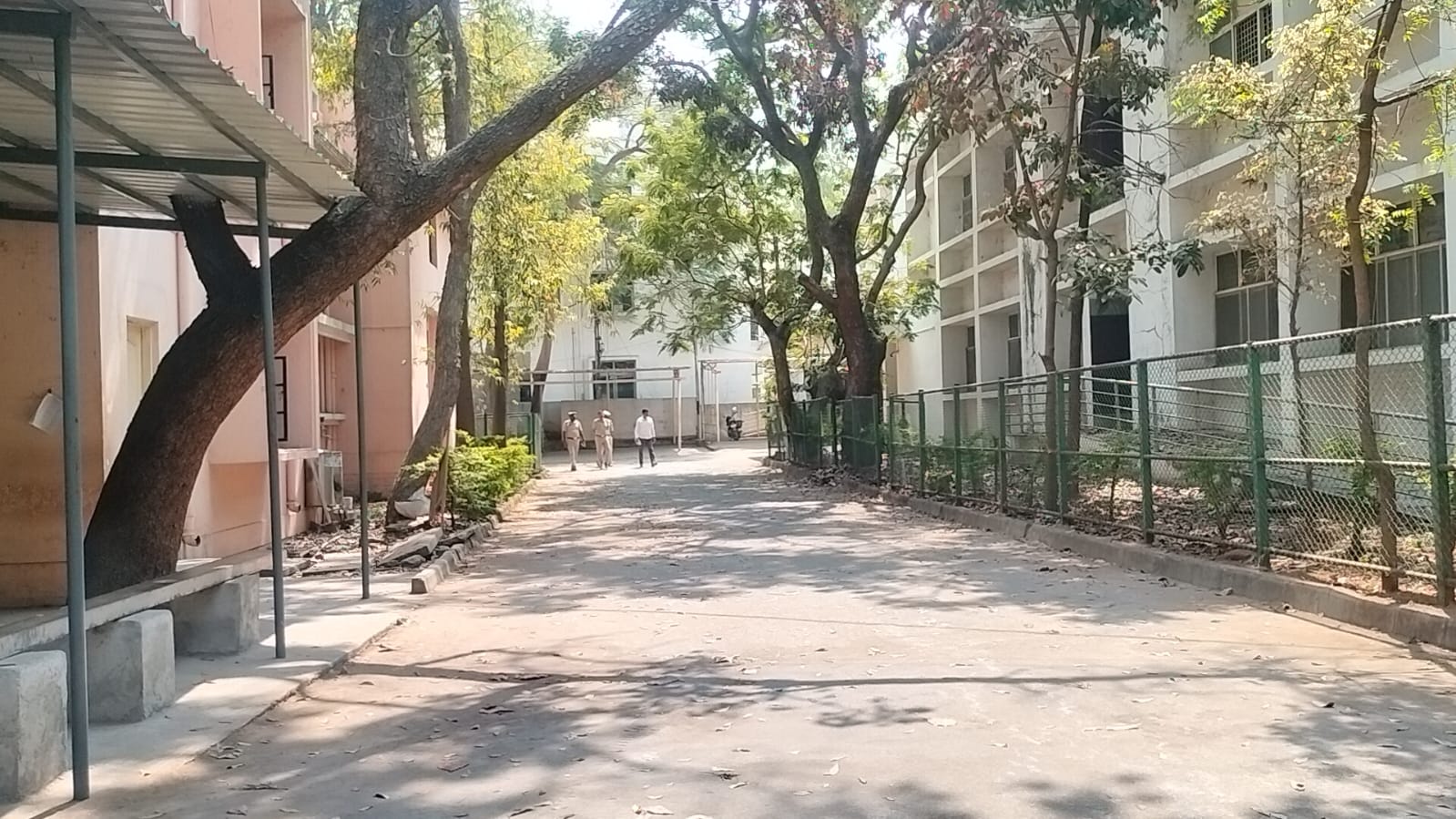 ಸದಾ ವಕೀಲರು ಹಾಗೂ ಕಕ್ಷಿದಾರರರಿಂದ ತುಂಬಿರುತ್ತಿದ್ದ ಕೋರ್ಟ್ ಆವರಣವು ಬಾಂಬ್ ಬೆದರಿಕೆ ಹಿನ್ನೆಲೆಯಲ್ಲಿ ಮಧ್ಯಾಹ್ನ ಬಿಕೋ ಎನ್ನುತ್ತಿತ್ತು