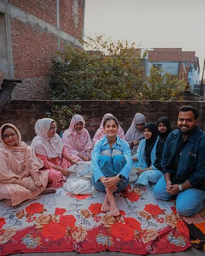 ಕಸೂತಿಯನ್ನೇ ವೃತ್ತಿಯಾಗಿಸಿಕೊಂಡಿರುವ ಮಹಿಳೆಯರನ್ನು ಭೇಟಿಮಾಡಿ, ಅವರ ಕಥೆಗಳಿಗೆ ಕಿವಿಯಾಗಿದ್ದಾರೆ. ಜತೆಗೆ ಚಿಕಂಕರಿ ಕೆಲಸದ ಬಗ್ಗೆ ಚರ್ಚಿಸಿದ್ದಾರೆ.