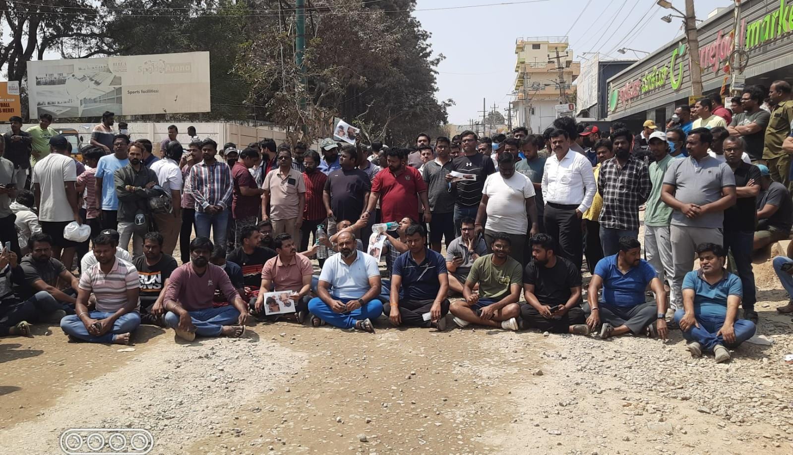 ರಸ್ತೆ ಸರಿಪಡಿಸ‌ಲು ಆಗ್ರಹಿಸಿ ಸ್ಥಳೀಯರ ‍ಪ್ರತಿಭಟನೆ  