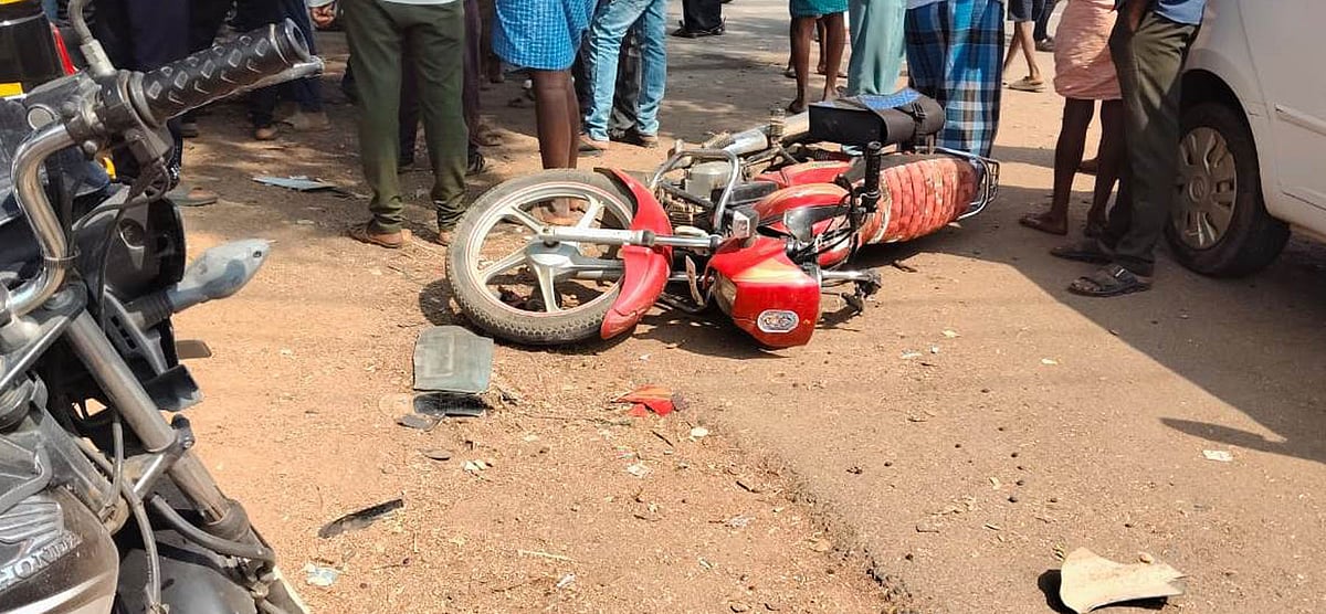 ಹೊಳಲ್ಕೆರೆ | ಕಾರು ಢಿಕ್ಕಿಯಿಂದ 13 ವಾಹನಗಳು ಜಖಂ