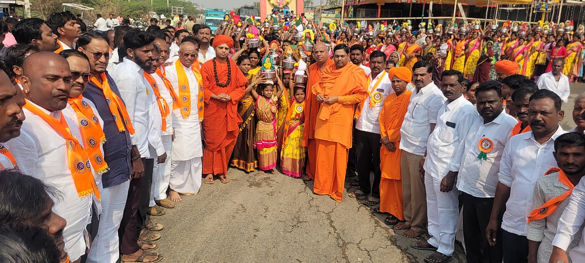 ಮಸ್ಕಿ | ಸಿದ್ಧರಾಮೇಶ್ವರ, ಬೆಳವಡಿ ಯಲ್ಲಣ್ಣ ಭಾವಚಿತ್ರದ ಮೆರವಣಿಗೆ