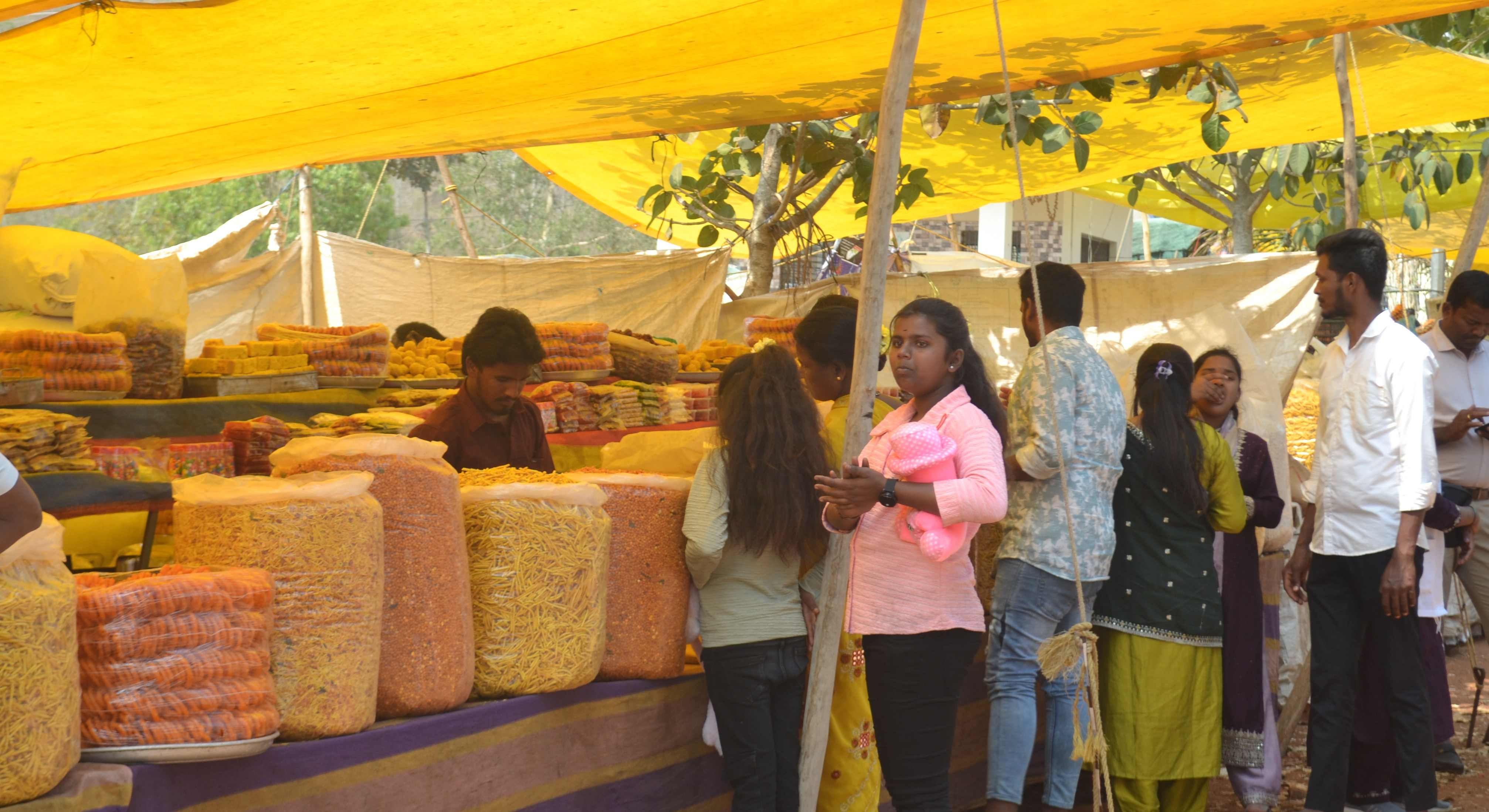 ಜಾತ್ರೆಗೆ ಬಂದಿದ್ದ ಯುವಕರು ಮನೆಗೆ ಸಿಹಿ ಖರೀದಿಸುವಲ್ಲಿ ನಿರತರಾಗಿದ್ದರು.