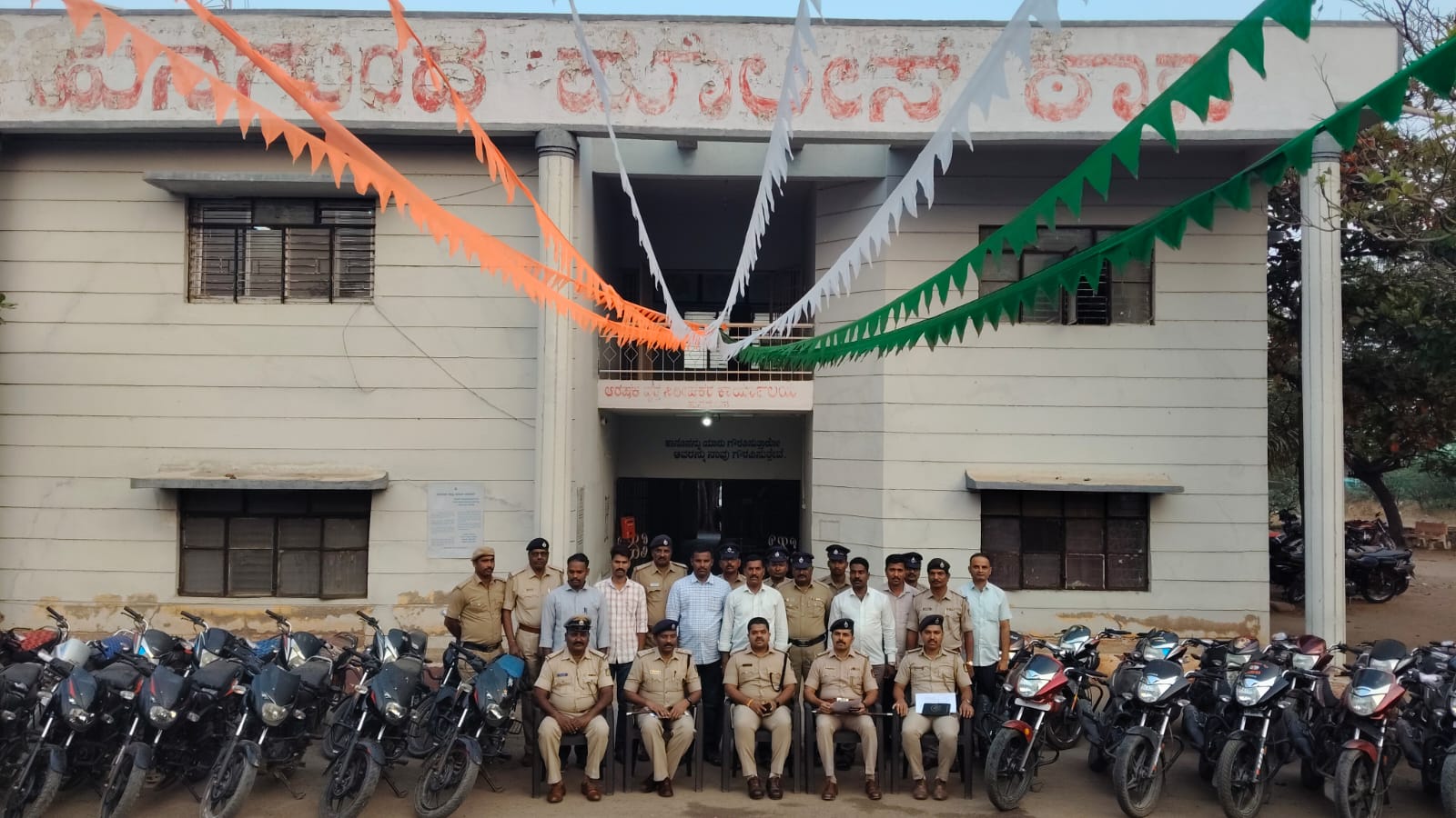 ಹುನಗುಂದದ ಪೊಲೀಸ್ ಠಾಣೆಯಲ್ಲಿ ಕಳ್ಳತನವಾದ 27 ಪೊಲಿಸರು ಬೈಕ್ ವಶಪಡಿಸಿಕೊಂಡಿರುವುದು. ಎಸ್ಪಿ ಸಿದ್ದಾರ್ಥ ಗೋಯಲ್ ಡಿವೈಎಸ್ಪಿ ಸಂತೋಷ ಬನ್ನಟ್ಟಿ ಹುನಗುಂದ ಸಿಪಿಐ ಎಸ್.ಬಿ.ಆಜೂರ ಇದ್ದರು.