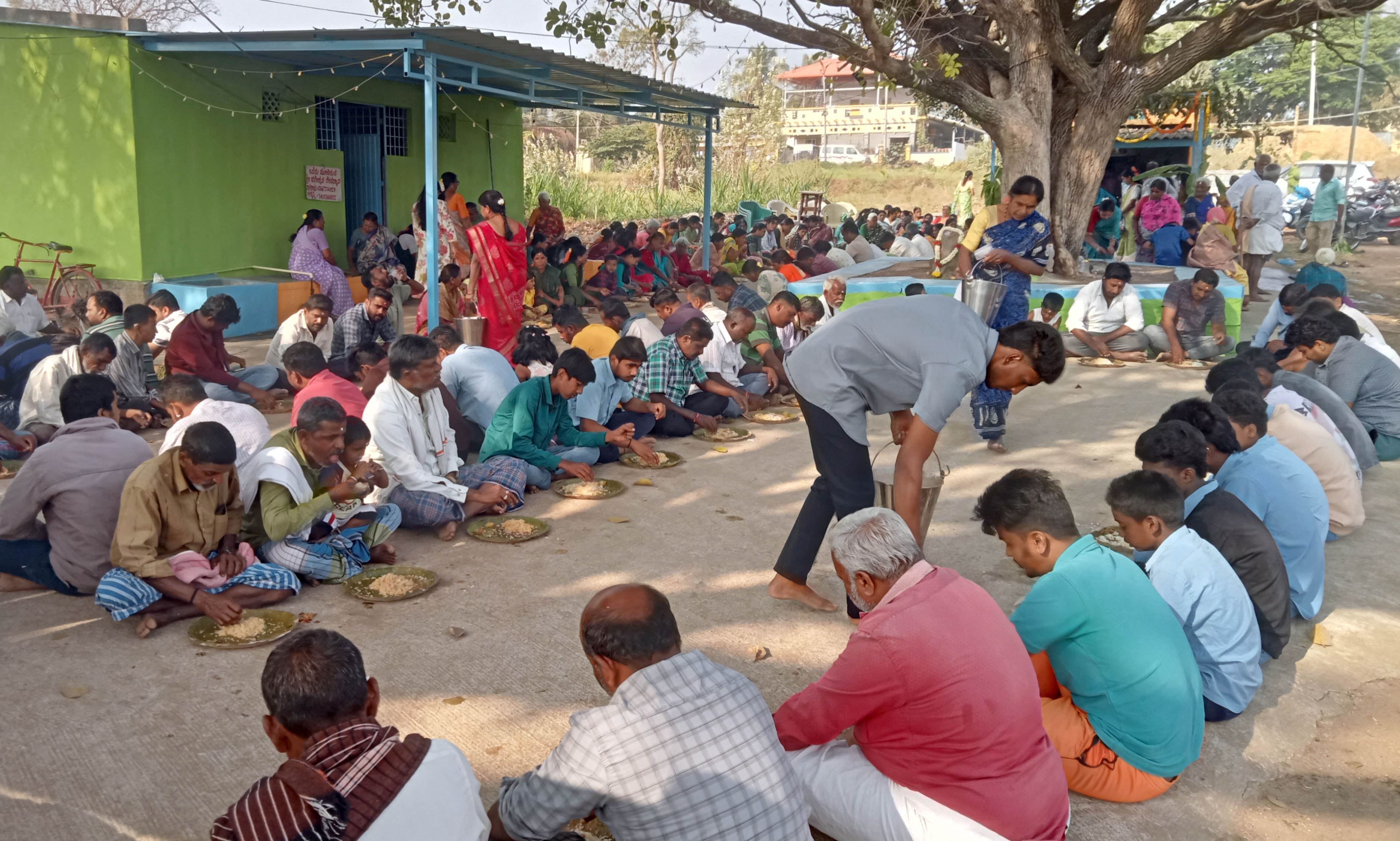 ಶ್ರೀರಂಗ‍ಪಟ್ಟಣ ತಾಲ್ಲೂಕಿನ ಗಣಂಗೂರಿನ ಶನೇಶ್ವರಸ್ವಾಮಿ ದೇವಾಲಯದಲ್ಲಿ ಸೋಮವಾರ ಬೆಳಿಗ್ಗೆ ‘ಪರ‘ (ಅನ್ನ ಸಂತರ್ಪಣೆ) ನಡೆಯಿತು