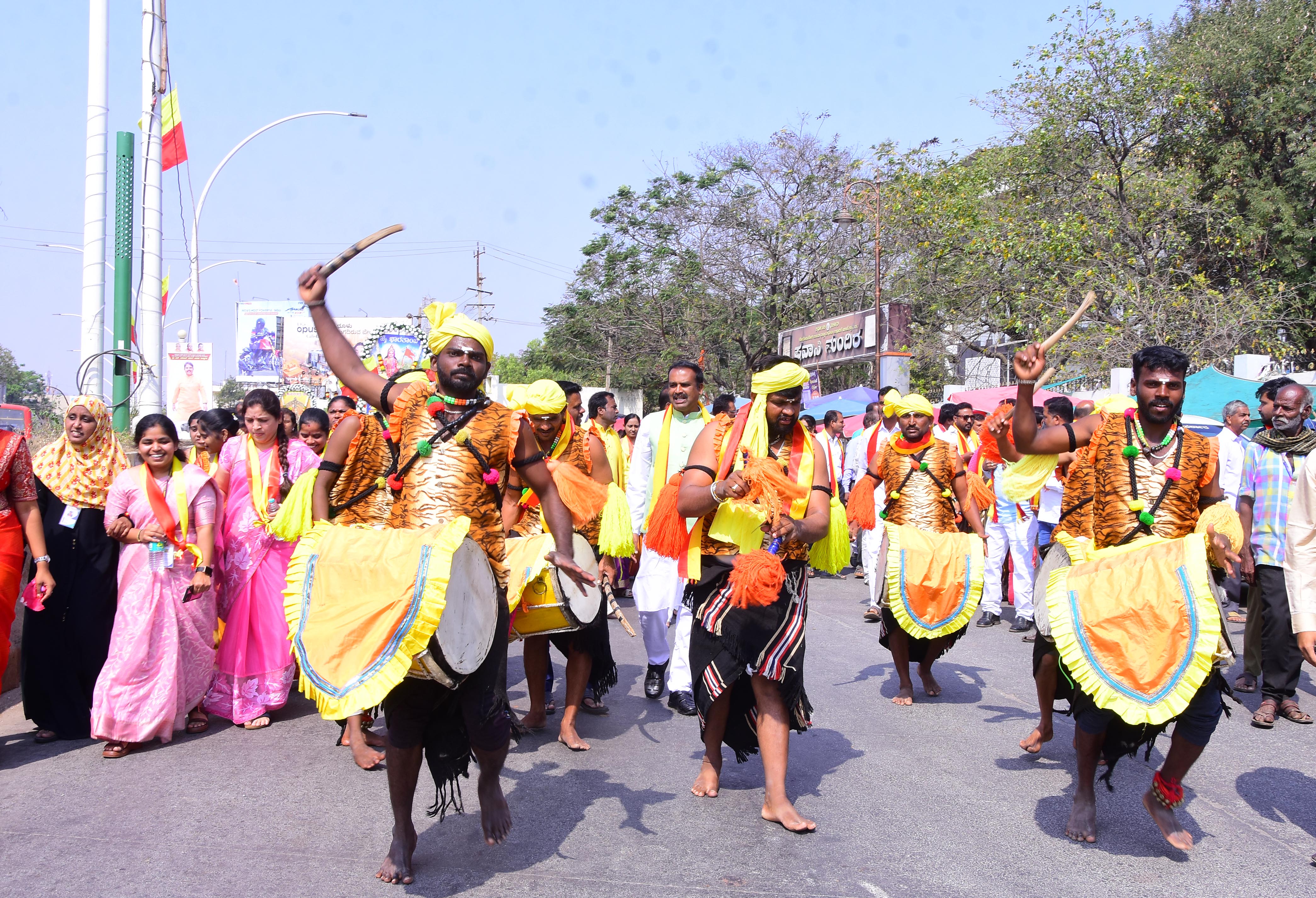 ಜಾನಪದ ಕಲಾ ತಂಡಗಳ ಮೆರವಣಿಗೆ ನಡುವೆ ಸಮ್ಮೇಳನಾಧ್ಯಕ್ಷರ ಮೆರವಣಿಗೆ ಸಾಗಿತು