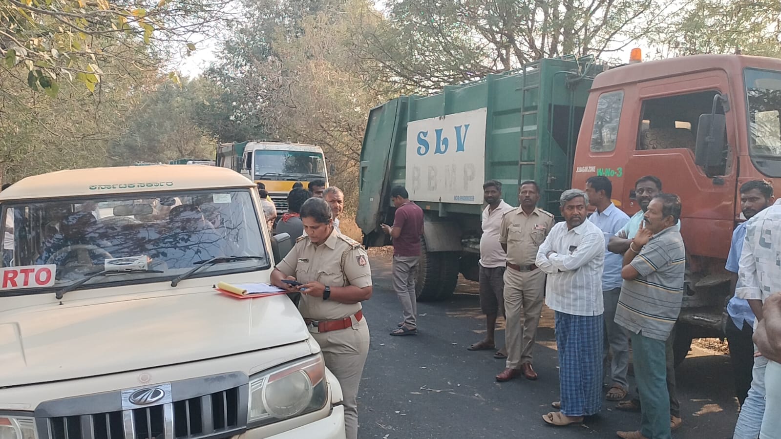 ದೊಡ್ಡಬಳ್ಳಾಪುರ ತಾಲ್ಲೂಕಿನ ಎಂ.ಎಸ್.ಜಿ.ಪಿ ಕಸ ವಿಲೇವಾರಿ ಘಟಕಕ್ಕೆ ಮಂಗಳವಾರ ಬಂದಿದ್ದ ಕಸ ಸಾಗಾಣಿಕೆ ಮಾಡುವ ಲಾರಿಗಳ ದಾಖಲಾತಿಗಳನ್ನು‌ ಆರ್.ಟಿ.ಒ‌ ಅಧಿಕಾರಿಗಳು ಪರಿಶೀಲನೆ‌ ನಡೆಸಿ‌ ದಾಖಲಾತಿ ಸರಿ ಇಲ್ಲದವರಿಗೆ ದಂಡ ವಿಧಿಸಿದರು
