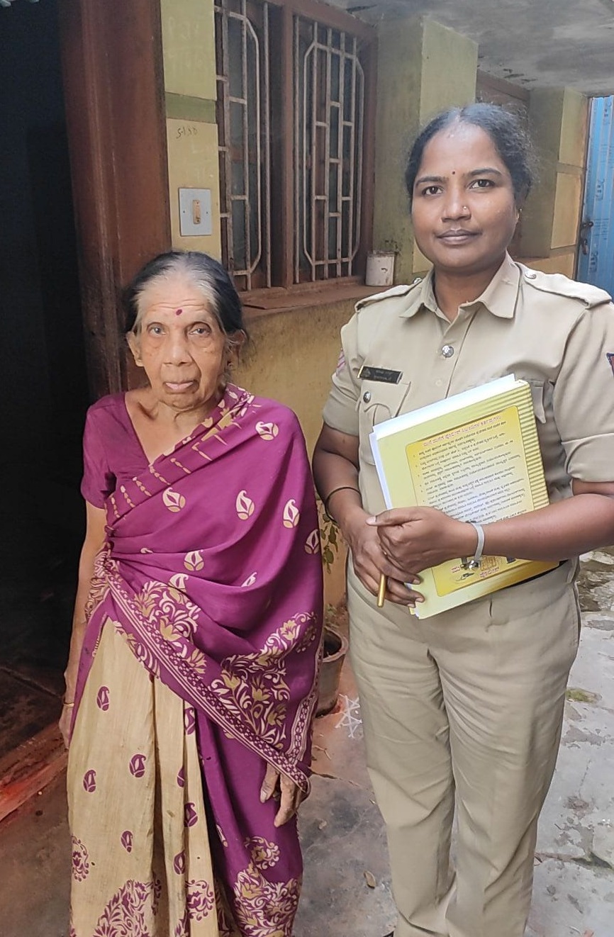 ಆಸರೆ ಕಾರ್ಯಕ್ರಮದಡಿ ವೃದ್ಧೆಯೊಬ್ಬರನ್ನು ಭೇಟಿ ಮಾಡಿ ಮಾಹಿತಿ ಪಡೆಯುತ್ತಿರುವ ಮಹಿಳಾ ಪೊಲೀಸ್ ಕಾನ್‌ಸ್ಟೆಬಲ್‌