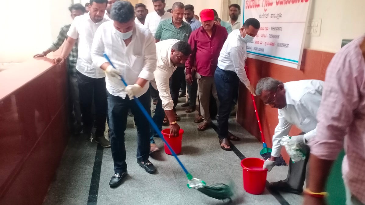 ಕುಣಿಗಲ್ ತಾಲ್ಲೂಕು ಕಚೇರಿ ಸ್ವಚ್ಛ ಮಾಡಿದ ಶಾಸಕ ರಂಗನಾಥ್