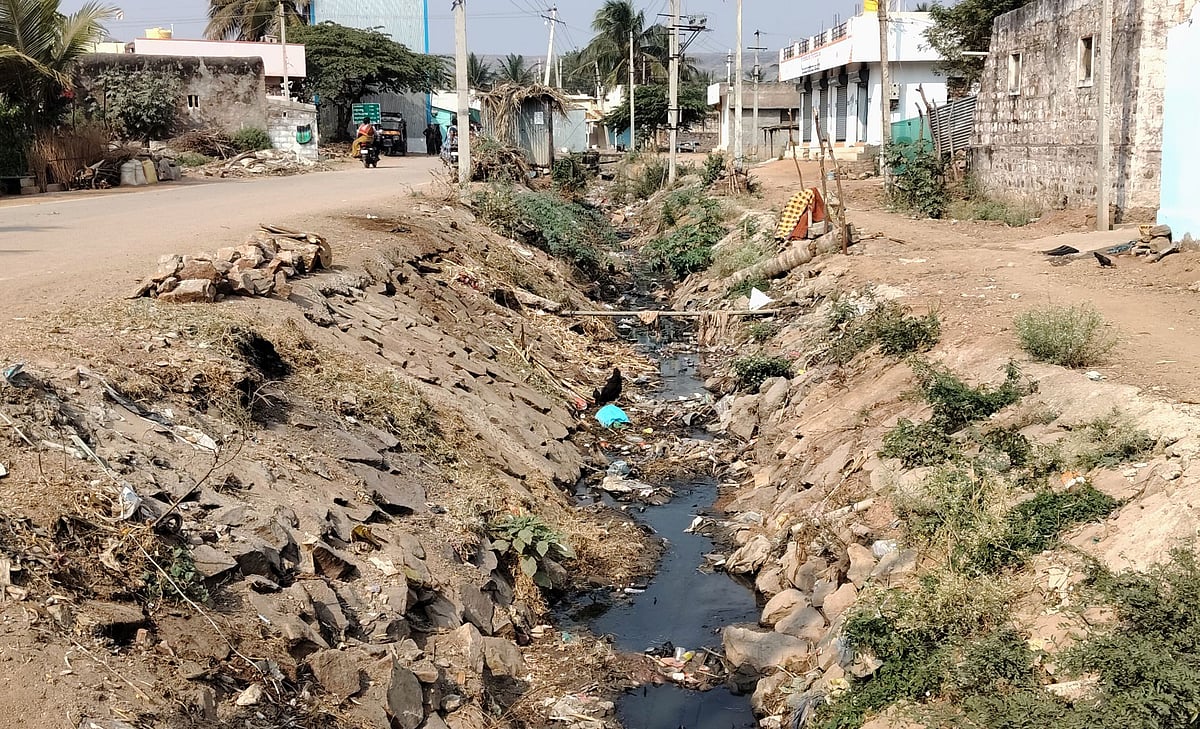 ಗಜೇಂದ್ರಗಡ | ಹೂಳು ತುಂಬಿದ ಚರಂಡಿ: ಸೊಳ್ಳೆ ಕಾಟಕ್ಕೆ ಬೇಸತ್ತ ದಿಂಡೂರ ಗ್ರಾಮಸ್ಥರು