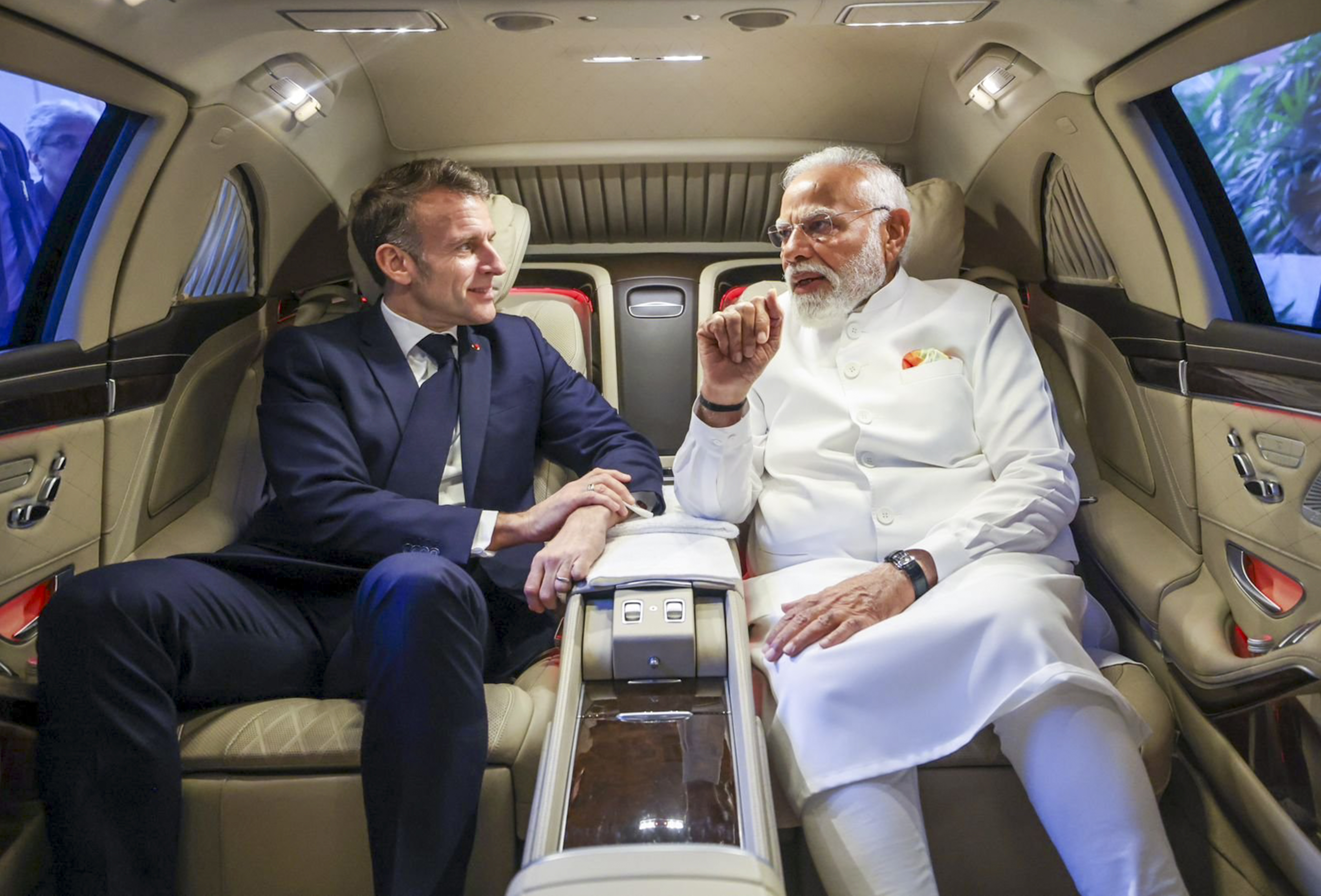 ಮೋದಿ ಮತ್ತು ಮ್ಯಾಕ್ರನ್ ಅವರು ಒಂದೇ ಕಾರಿನಲ್ಲಿ ಪ್ರಯಾಣಿಸಿದರು –ಪಿಟಿಐ ಚಿತ್ರ