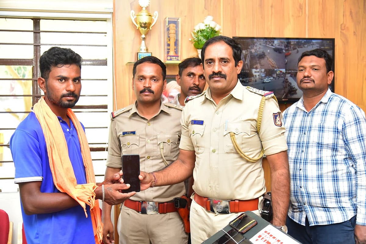 ಹೊಸದುರ್ಗ: ವಾರಸುದಾರರಿಗೆ ಕಳೆದುಹೋಗಿದ್ದ ಮೊಬೈಲ್ ಹಸ್ತಾಂತರ