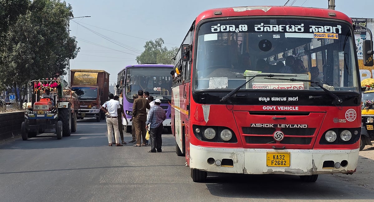 ಯಾದಗಿರಿ | ರಸ್ತೆಯಲ್ಲೇ ಬಸ್ ನಿಲುಗಡೆ: ಚಾಲಕರಿಗೆ ತರಾಟೆ 