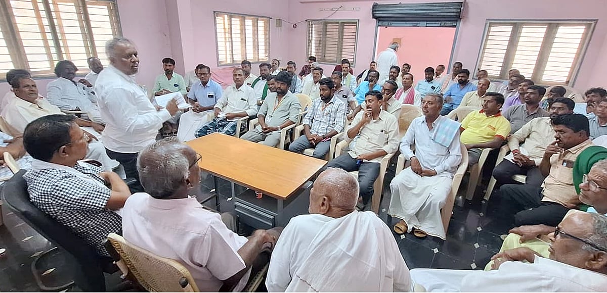 ಕಾಲುವೆಗೆ ಸಮರ್ಪಕ ನೀರು ಹರಿಸಿ:ನೀರಾವರಿ ಇಲಾಖೆ ಅಧಿಕಾರಿಗಳ ವಿರುದ್ಧ ರೈತರ ಆಕ್ರೋಶ