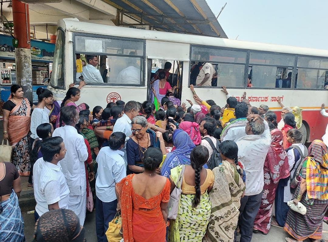 ಕಲಬುರಗಿ| ಶಿವರಾತ್ರಿ ಅಮಾವಾಸ್ಯೆ: ಘತ್ತರಗಿ ಬಸ್‌ಗಾಗಿ ಮುಗಿಬಿದ್ದ ಜನ