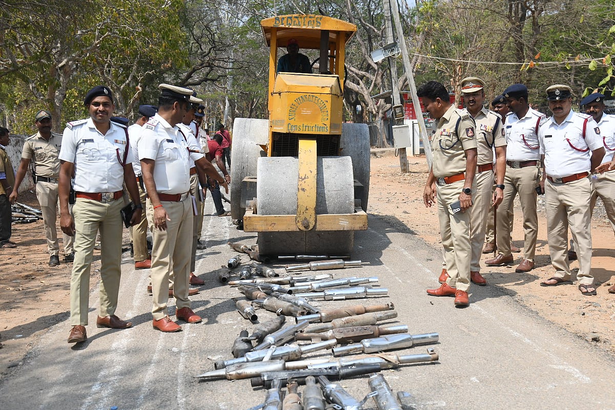 ಮೈಸೂರು: ರೋಡ್ ರೋಲರ್ ಹತ್ತಿಸಿ ದೋಷಪೂರಿತ ಸೈಲೆನ್ಸರ್‌ ನಾಶ