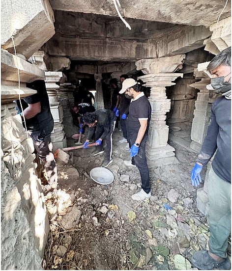 ವಿಜಯಪುರ: ಸಂಗಮೇಶ್ವರ ದೇಗುಲದಲ್ಲಿ ಗಾನಯೋಗಿ ಸಂಘದಿಂದ ಸ್ವಚ್ಛತಾ ಕಾರ್ಯ