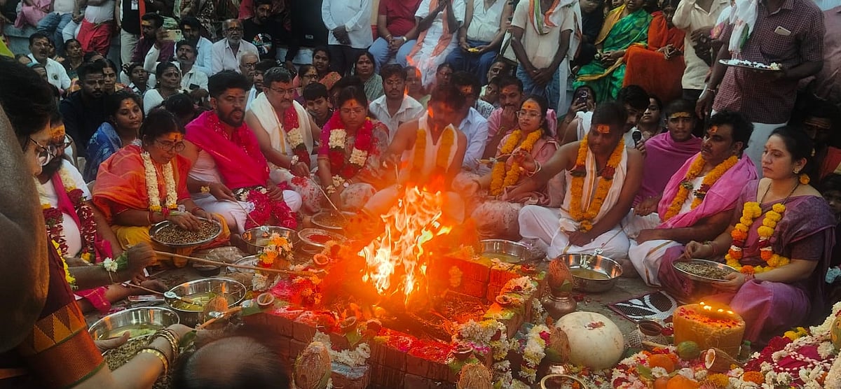 ಕೋರವಾರ ಅಣಿವೀರಭದ್ರೇಶ್ವರ ಜಾತ್ರೆ: ದಂಪತಿಗಳಿಂದ ಅಗ್ನಿಕುಂಡ-ಹೋಮ ಪೂಜೆ