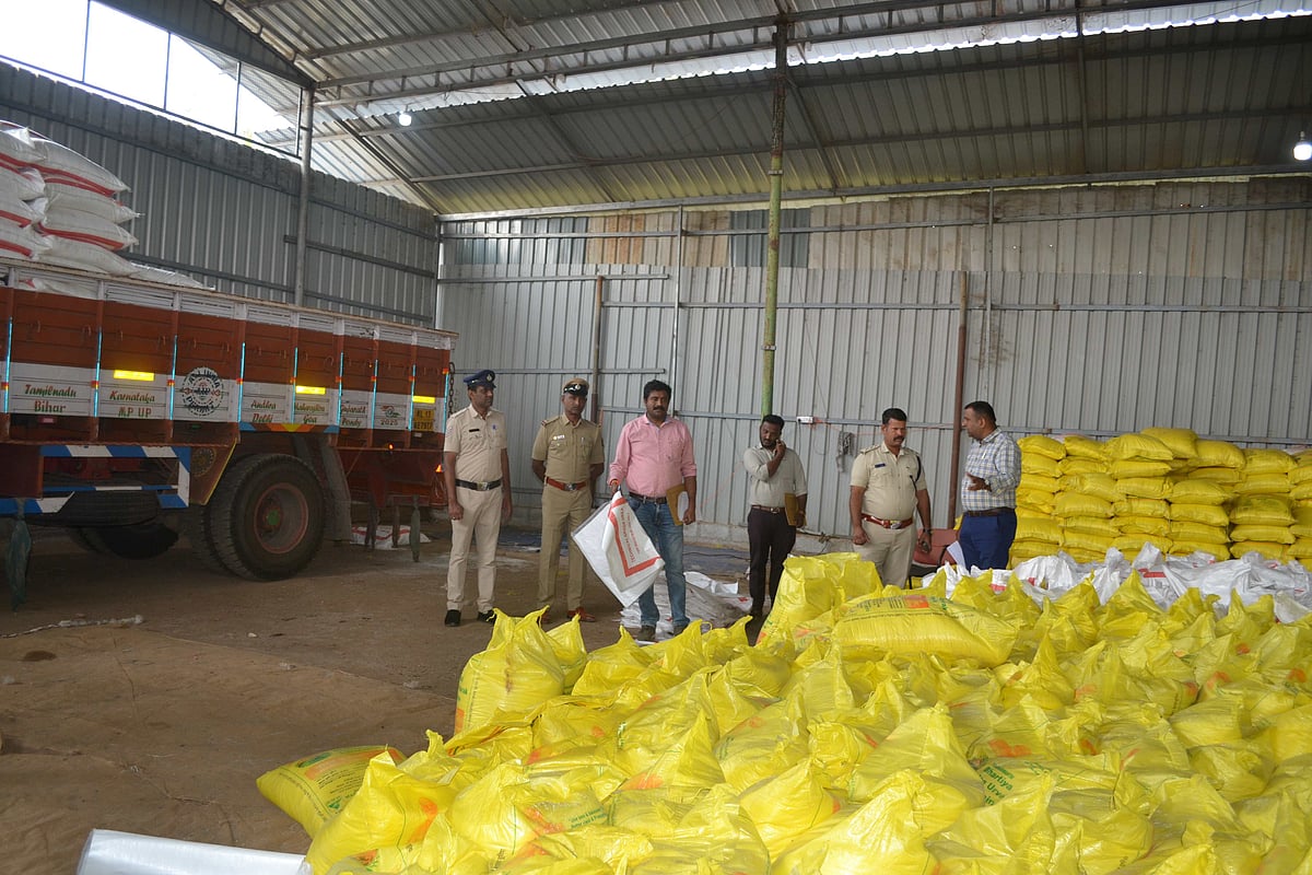 ಹುಣಸೂರು ಹೊರ ವಲಯದ ಗುಜರಿಯಲ್ಲಿ ಅಕ್ರಮ ದಾಸ್ತಾನು: 1,300 ಚೀಲ ಯೂರಿಯಾ ಗೊಬ್ಬರ ವಶ