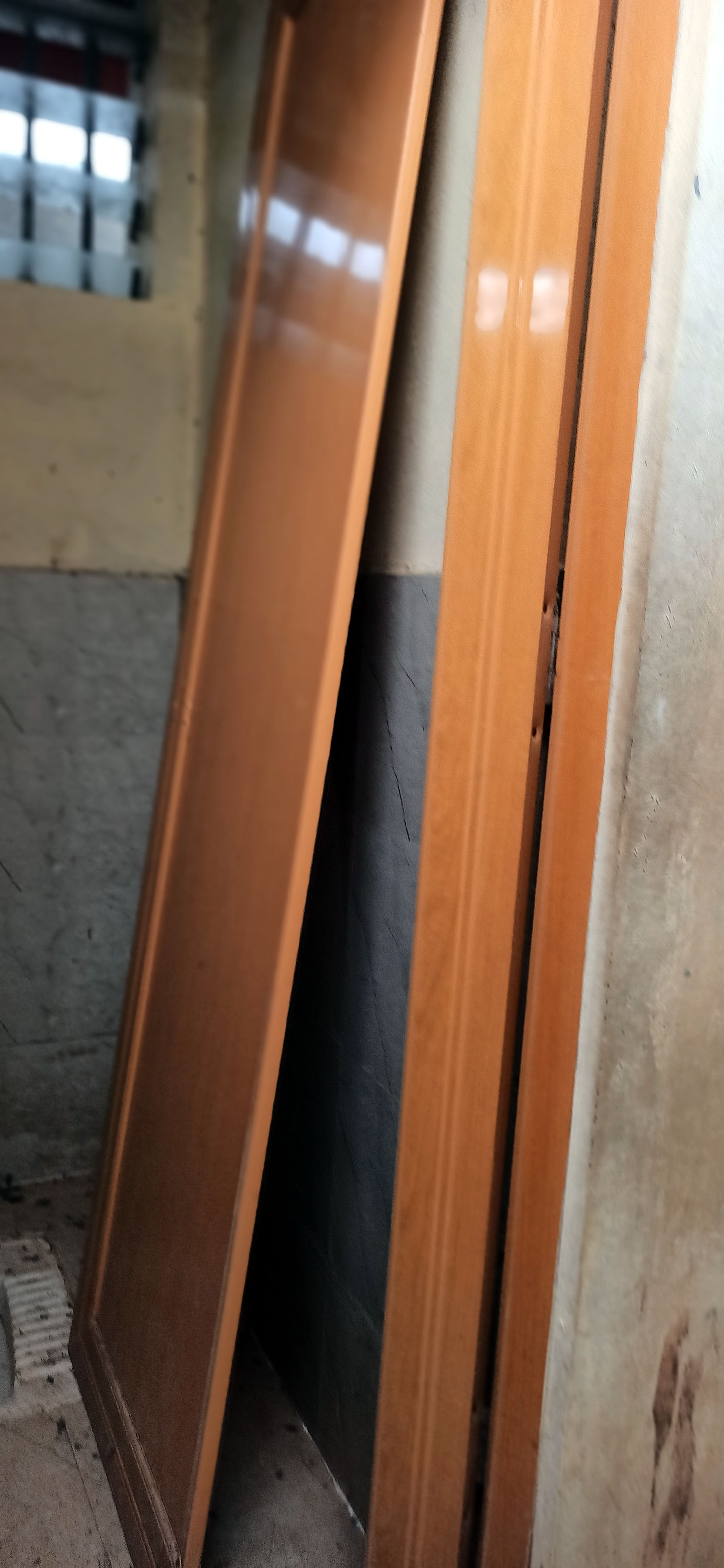 ಕಟ್ಟಡದ ಶೌಚಾಲಯದ ಬಾಗಿಲು ಮುರಿದಿರುವುದು