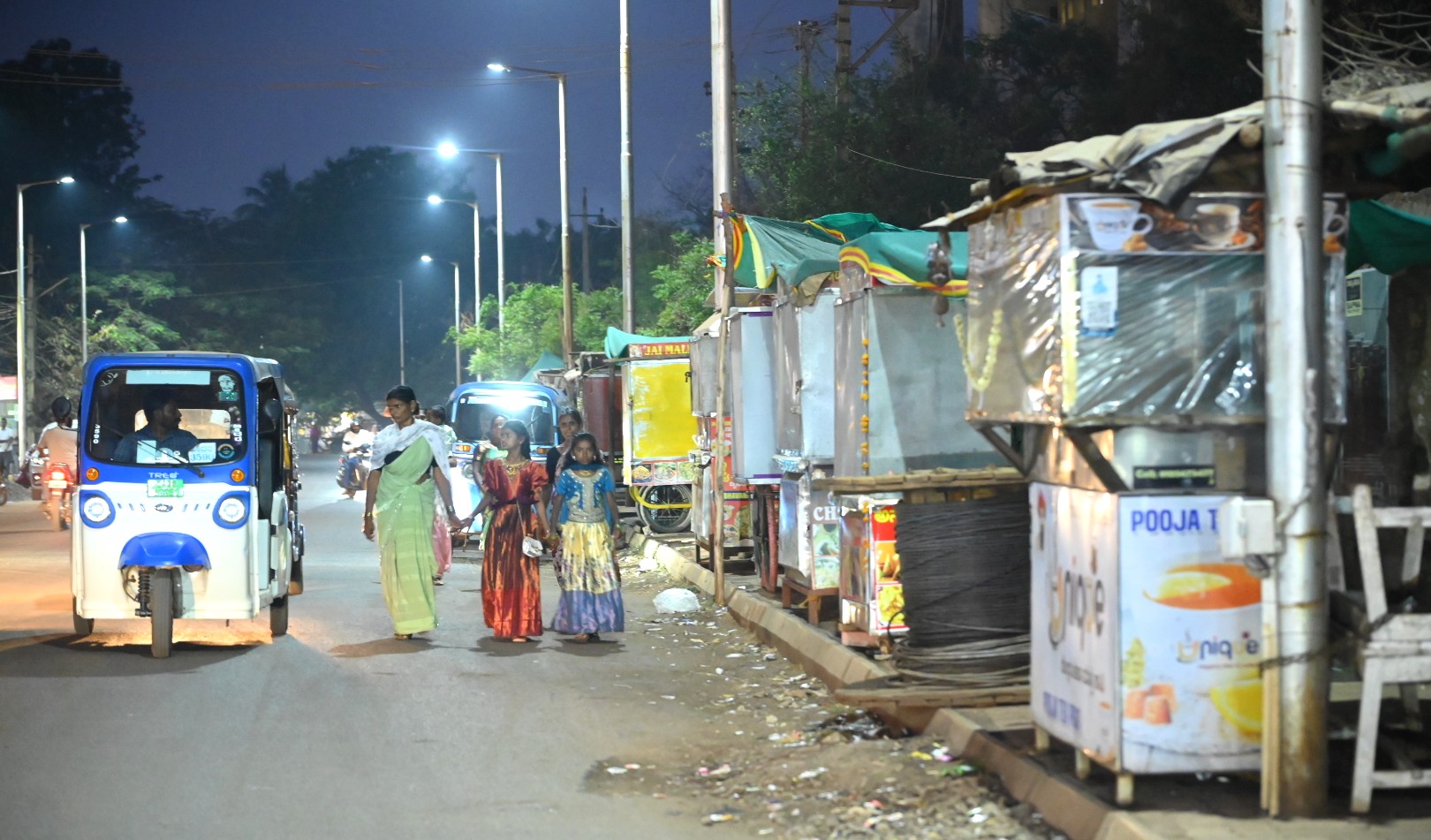 ಬೀದರ್‌ನ ಮಡಿವಾಳೇಶ್ವರ ವೃತ್ತದಿಂದ ಹೌಸಿಂಗ್ ಬೋರ್ಡ್‌ ಕಾಲೊನಿ ಹೋಗುವ ರಸ್ತೆಯ ಪಾದಚಾರಿ ಮಾರ್ಗದಲ್ಲಿ ಗೂಡಂಗಡಿ ಇರಿಸಿರುವ ಕಾರಣ ಜನ ರಸ್ತೆಯ ಮೇಲೆ ನಡೆದು ಹೋಗಬೇಕಿದೆ –ಪ್ರಜಾವಾಣಿ ಚಿತ್ರ: ಲೋಕೇಶ್ ವಿ. ಬಿರಾದಾರ