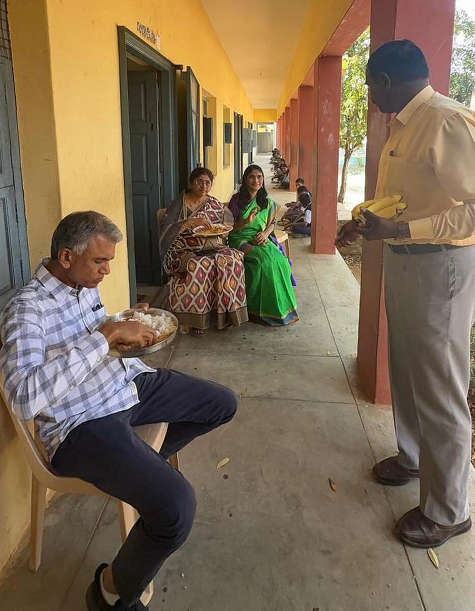 ಹೊಳೆನರಸೀಪುರ: ಸರ್ಕಾರಿ ಶಾಲೆಯಲ್ಲಿ ಊಟ ಮಾಡಿದ ಸಚಿವ ಕೃಷ್ಣ ಬೈರೇಗೌಡ