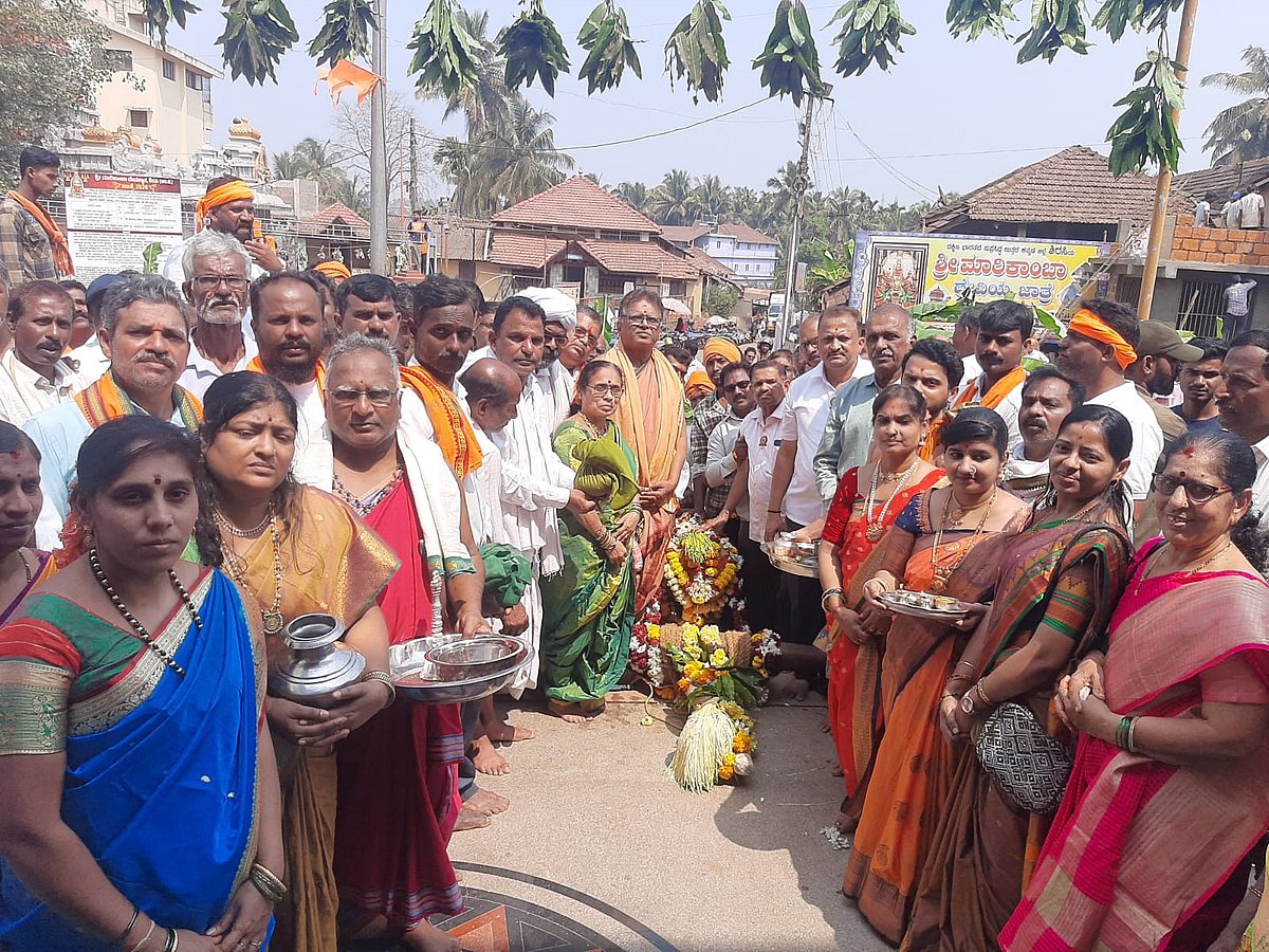 ಶಿರಸಿ ಮಾರಿಕಾಂಬಾ ರಥ ನಿರ್ಮಾಣಕ್ಕೆ ಮರಗಳ ತುಂಡು ಆಗಮನ