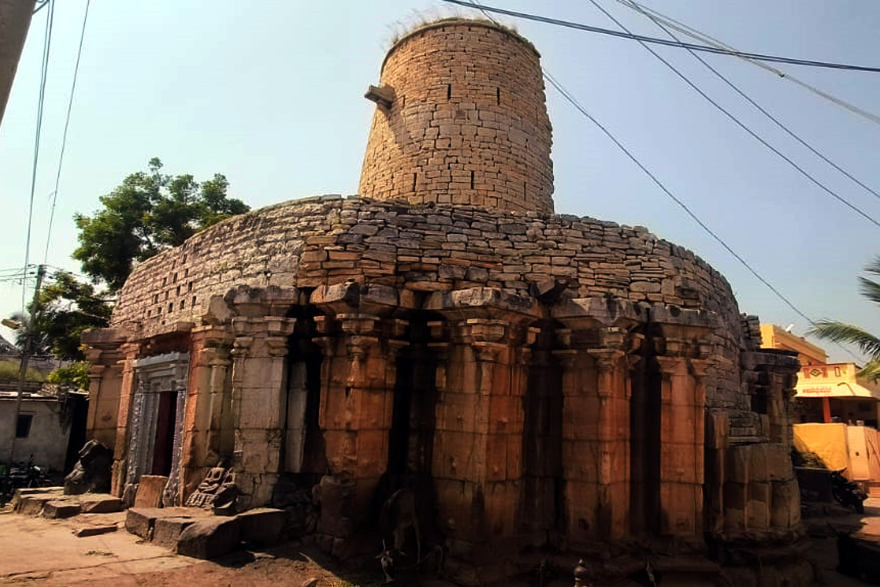 ಹುಣಸಗಿ ತಾಲ್ಲೂಕಿನ ಅರಕೇರಾ ಜೆ ಗ್ರಾಮದಲ್ಲಿರುವ ಸಹಸ್ರ ಲಿಂಗ ದೇವಸ್ಥಾನ ಮೊದಲಿನದು