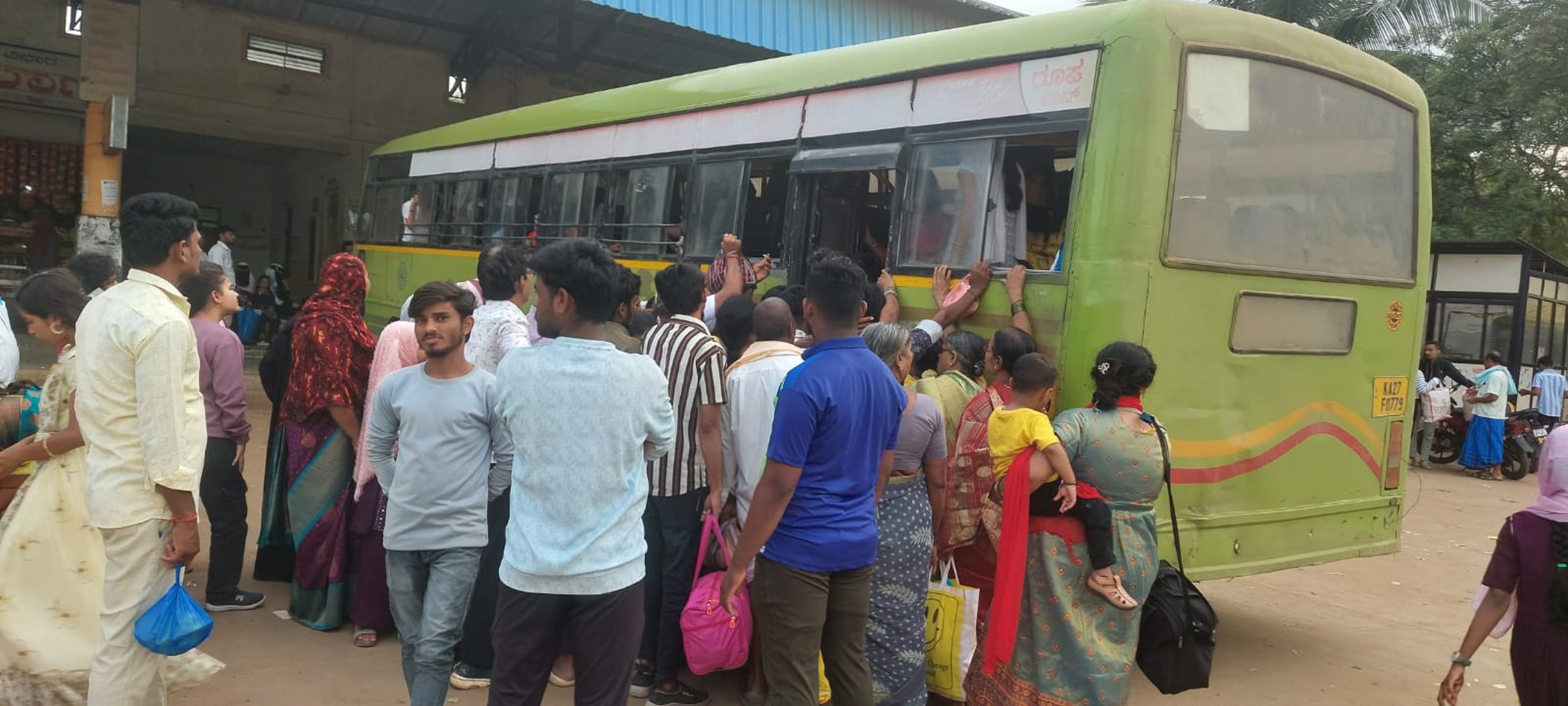 ಶಿಗ್ಗಾವಿಯಲ್ಲಿ ಬಸ್‌ಗೆ ಹತ್ತಲು ಉಂಟಾದ ನೂಕುನುಗ್ಗಲು