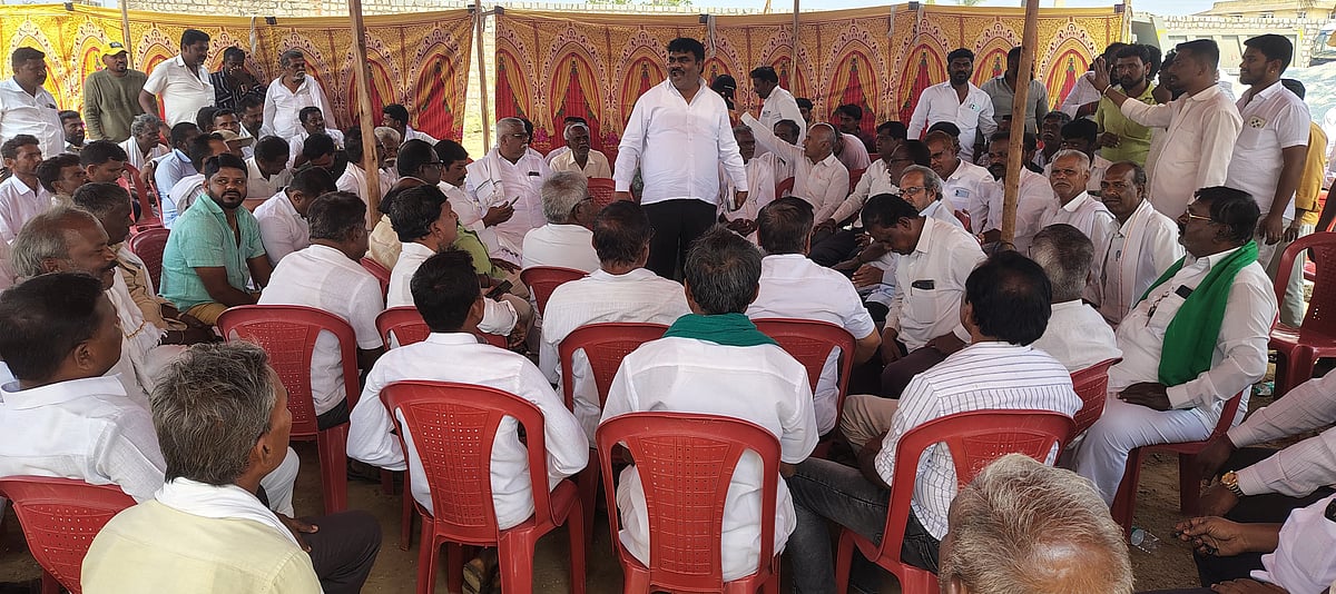 ವಾಲ್ಮೀಕಿ ನಾಯಕ ಸಮುದಾಯದ ವ್ಯಕ್ತಿ ಮೇಲೆ ಹಲ್ಲೆ; ಎಸ್‌ಐ ವಿರುದ್ಧ ಕ್ರಮಕ್ಕೆ ಆಗ್ರಹ