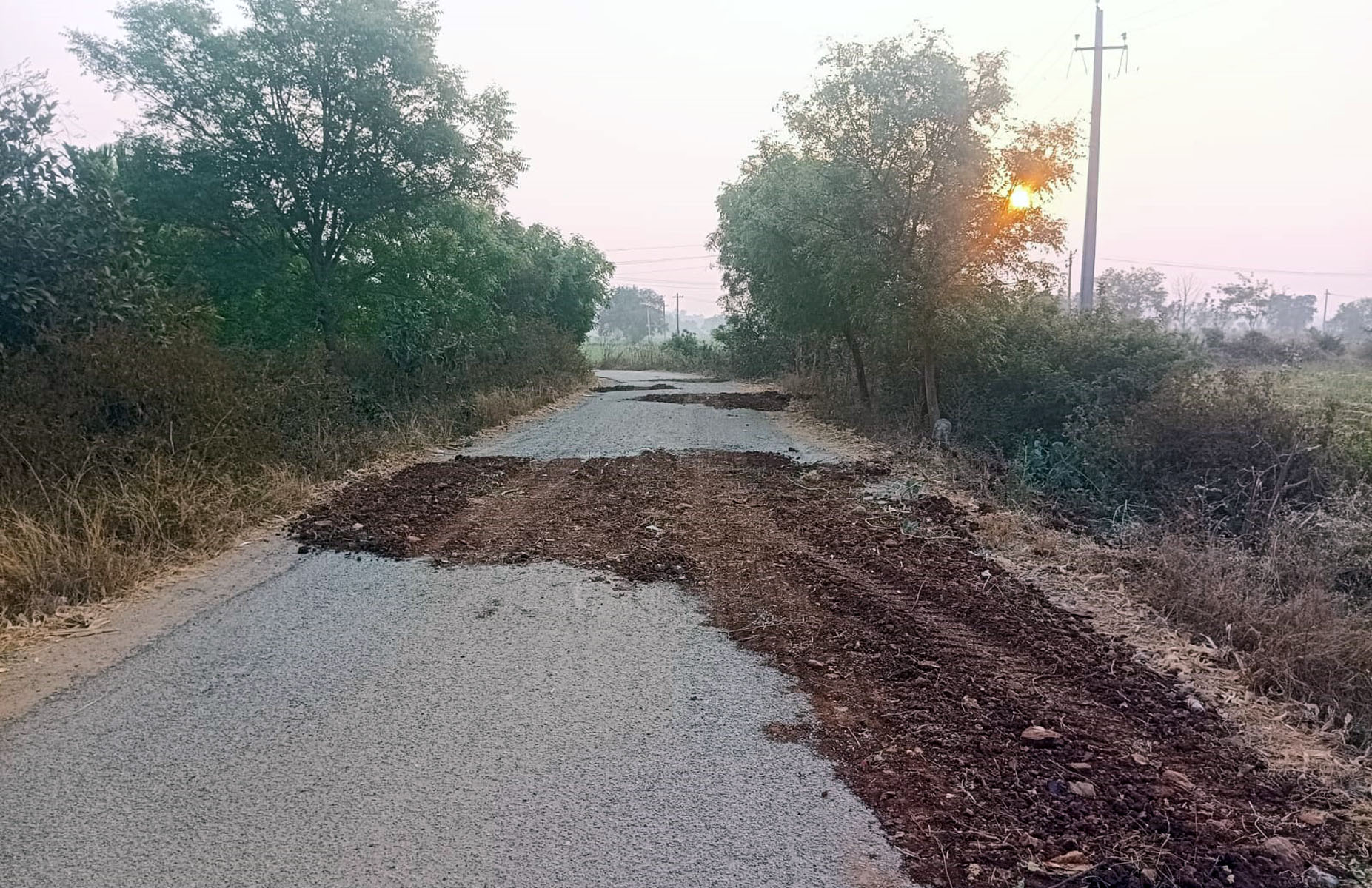 ಹೂವಿನಹಡಗಲಿ ತಾಲ್ಲೂಕು ಶಿವಲಿಂಗನಹಳ್ಳಿ ರಸ್ತೆಯನ್ನು ಗ್ರಾಮಸ್ಥರು ದುರಸ್ತಿಪಡಿಸುತ್ತಿರುವುದು