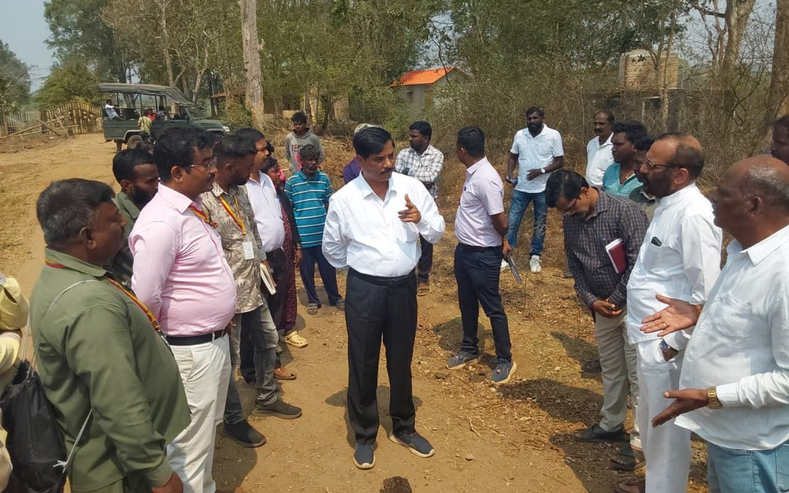 ದುಬಾರೆ ಹಾಡಿ ಜನರ ಸಮಸ್ಯೆಗಳನ್ನು ಸಮಗ್ರ ಗಿರಿಜನ ಅಭಿವೃದ್ಧಿ ಯೋಜನಾ ಸಮನ್ವಯಾಧಿಕಾರಿ ಎಸ್.ಹೊನ್ನೇಗೌಡ ಮಂಗಳವಾರ ಆಲಿಸಿದರು