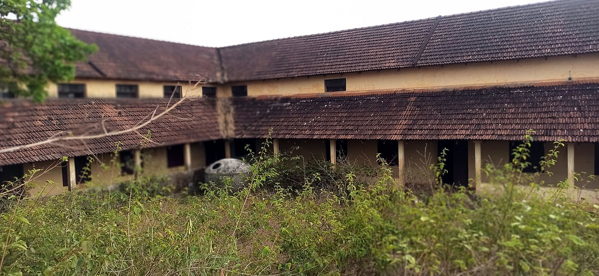 ಸೋಮವಾರಪೇಟೆ: ಪುಂಡ ಪೋಕರಿಗಳ ತಾಣವಾದ ಸರ್ಕಾರಿ ಕಟ್ಟಡ