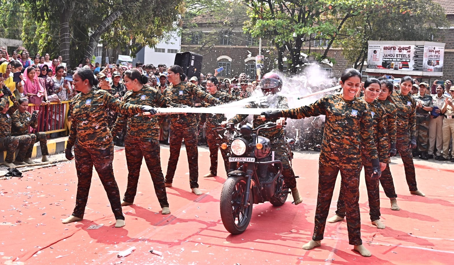 ಬೆಳಗಾವಿಯಲ್ಲಿ ಮಂಗಳವಾರ ‘ಅಕ್ಕ ಪಡೆ’ ಉದ್ಘಾಟನಾ ಸಮಾರಂಭದಲ್ಲಿ ಬೀದರ್‌ನ ಅಕ್ಕಪಡೆಯ ಸದಸ್ಯೆಯೊಬ್ಬರು ಬೈಕ್‌ ಏರಿ ಟ್ಯೂಬ್‌ಲೈಟುಗಳನ್ನು ಒಡೆಯುತ್ತ ನುಗ್ಗಿದ್ದು ಹೀಗೆ   
ಪ್ರಜಾವಾಣಿ ಚಿತ್ರ: ಏಕನಾಥ ಅಗಸಿಮನಿ