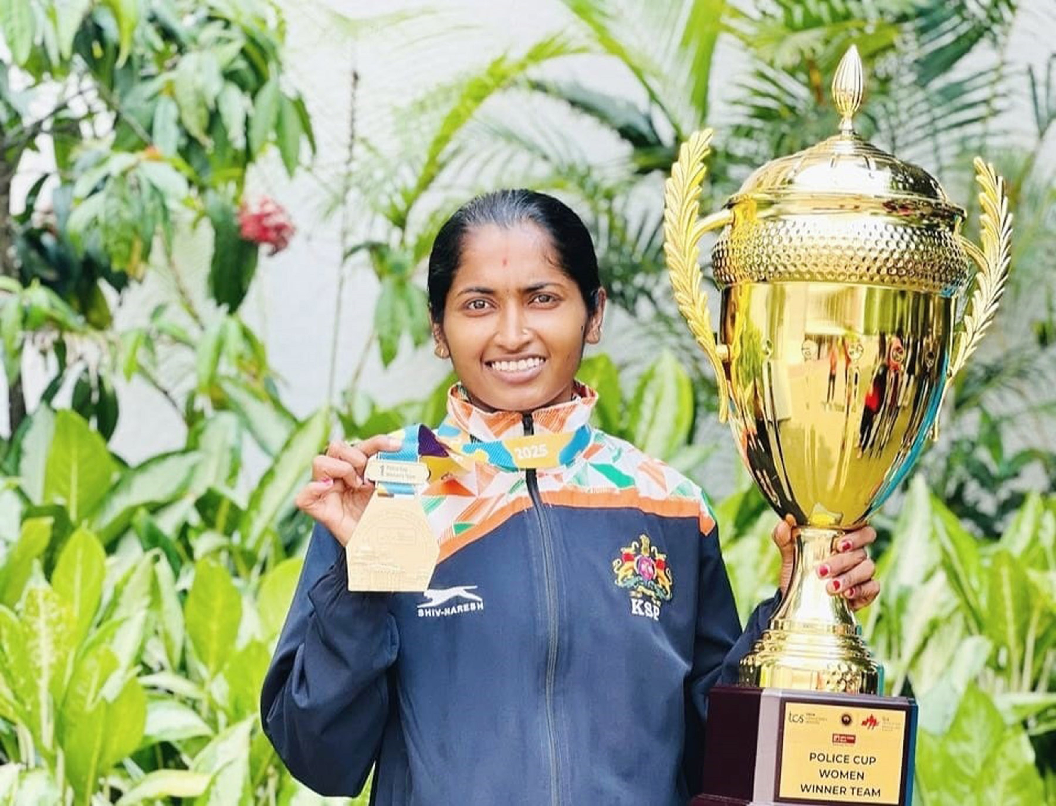 ಟ್ರೋಫಿಯೊಂದಿಗೆ ತೇಜಸ್ವಿನಿ