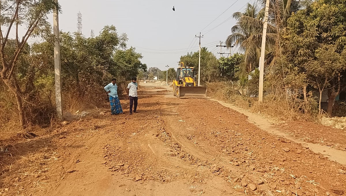 ಹೂವಿನಹಡಗಲಿ: ವಂತಿಗೆಯಿಂದ ರಸ್ತೆ ದುರಸ್ತಿಪಡಿಸಿದ ಗ್ರಾಮಸ್ಥರು