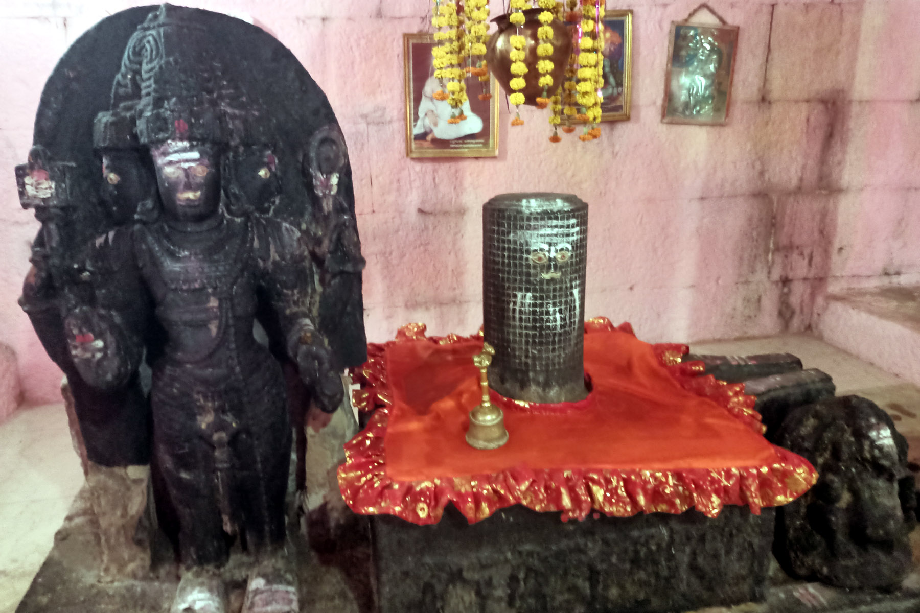 ಹುಣಸಗಿ ತಾಲ್ಲೂಕಿನ ಅರಕೇರಾ.ಜೆ ಗ್ರಾಮದಲ್ಲಿರುವ ಚತುರ್ ಮುಖ ಬ್ರಹ್ಮ ದೇವರು