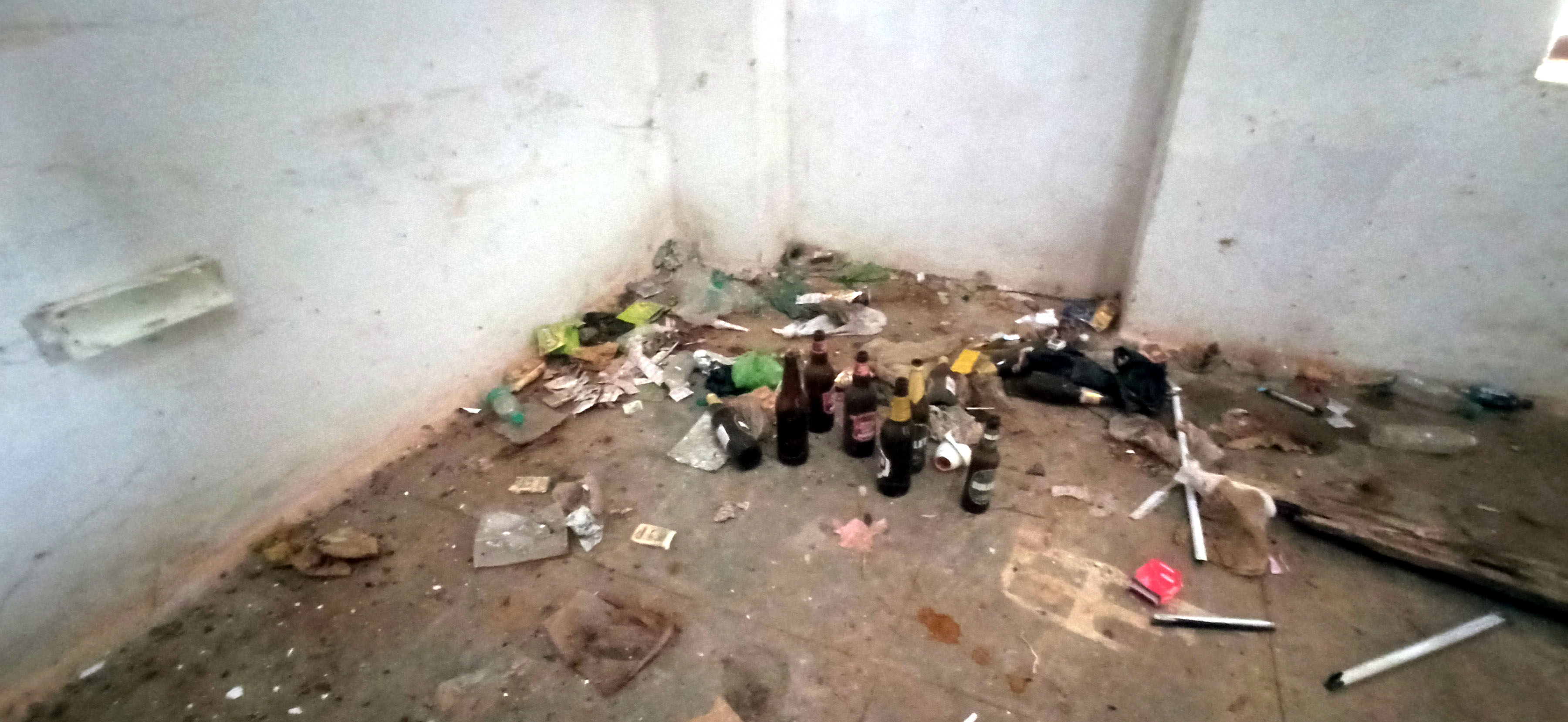 ಸೋಮವಾರಪೇಟೆ ತಾಲ್ಲೂಕು ಕ್ರೀಡಾಂಗಣದ ಬಳಿ ಇರುವ ಸರ್ಕಾರಿ ಕಟ್ಟಡದಲ್ಲಿನ ಬಿದ್ದಿರುವ ಮದ್ಯದ ಬಾಟಲಿಗಳು