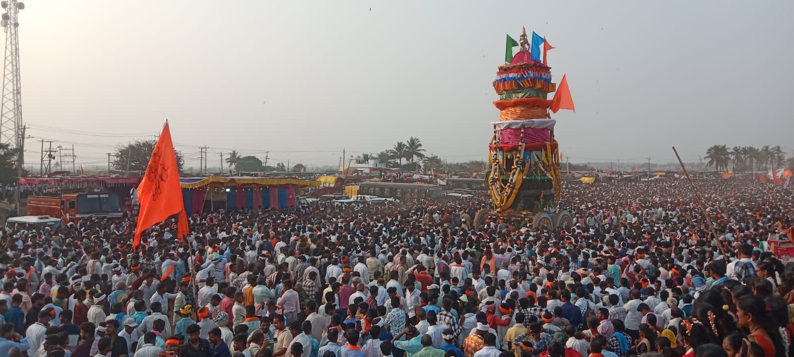 ಹೂವಿನಹಡಗಲಿ ತಾಲ್ಲೂಕು ಕುರುವತ್ತಿ ಸುಕ್ಷೇತ್ರದಲ್ಲಿ ಬಸವೇಶ್ವರ ಮಲ್ಲಿಕಾರ್ಜುನ ಸ್ಬಾಮಿ ರಥೋತ್ಸವ ವಿಜೃಂಭಣೆಯಿಂದ ಜರುಗಿತು.