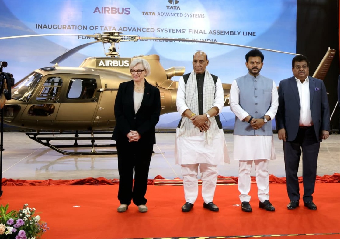 ಕೋಲಾರ ತಾಲ್ಲೂಕಿನ ವೇಮಗಲ್‌ ಕೈಗಾರಿಕಾ ಪ್ರದೇಶದಲ್ಲಿ ಟಾಟಾ ಅಡ್ವಾನ್ಸ್ಡ್ ಸಿಸ್ಟಮ್ಸ್ ನಿರ್ಮಿಸಿರುವ ಏರ್‌ಬಸ್‌ ಎಚ್‌ 125 ಹೆಲಿಕಾಪ್ಟರ್‌ ಅಂತಿಮ ಜೋಡಣಾ ಘಟಕದ ಉದ್ಘಾಟನೆ ಬಳಿಕ ಏರ್‌ಬಸ್‌ ಎಚ್‌ 125 ಹೆಲಿಕಾಪ್ಟರ್‌ ಮುಂದೆ ಫ್ರಾನ್ಸ್ ರಕ್ಷಣಾ ಸಚಿವೆ ಕ್ಯಾಥರಿನ್‌ ವಾಟ್ರಿನ್‌, ರಕ್ಷಣಾ ಸಚಿವ ರಾಜನಾಥ್‌ ಸಿಂಗ್‌ ಕಾಣಿಸಿಕೊಂಡರು